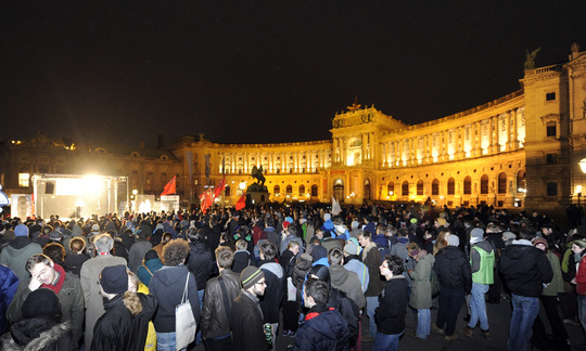 szervuszausztria_WIEN-DEMONSTRATION-GEGEN-DEN-AKADEMIKERBALL-DER-FP_1390414488540746.jpg